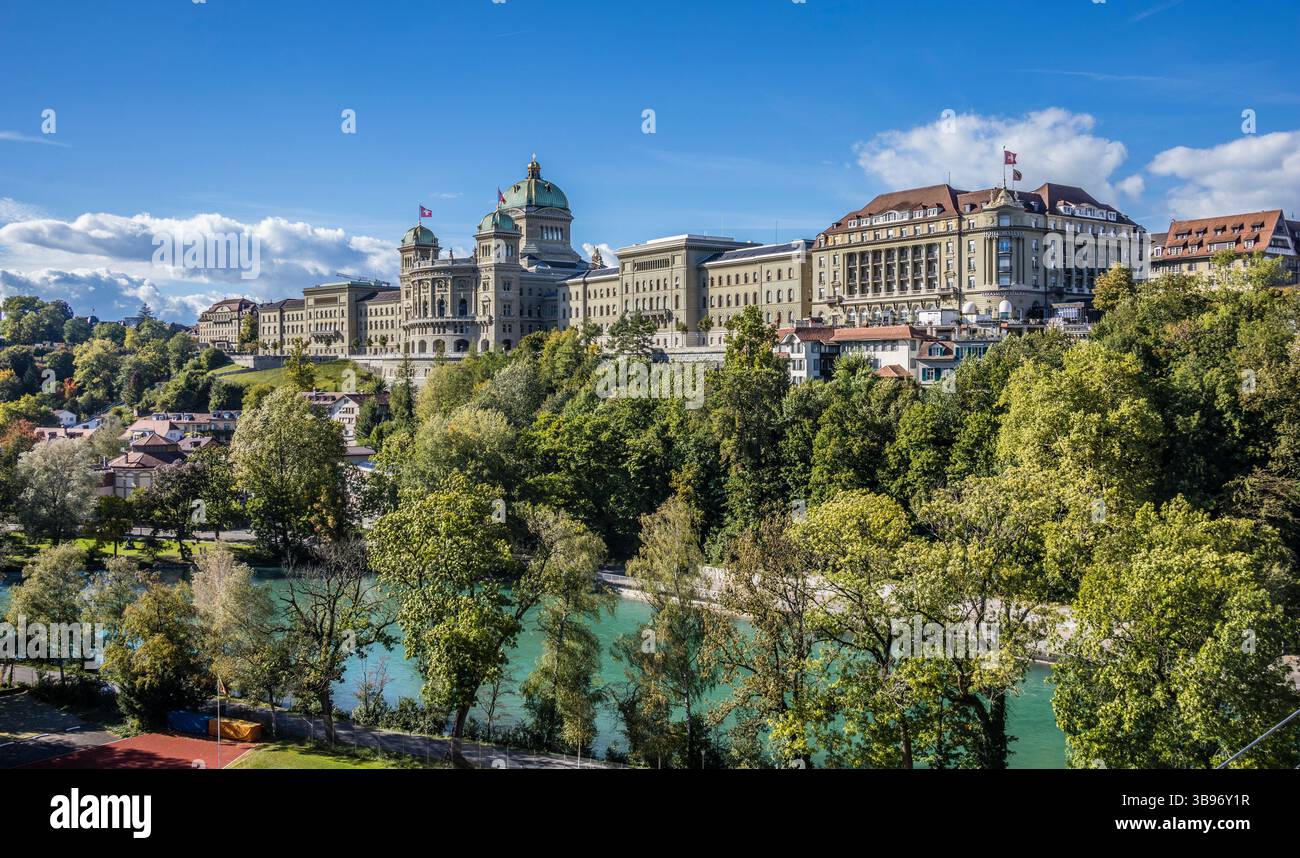 Vue sur la vieille ville de Berne avec Bundeshaus de l'autre côté de l'Aar, Canton de Berne, Suisse Banque D'Images