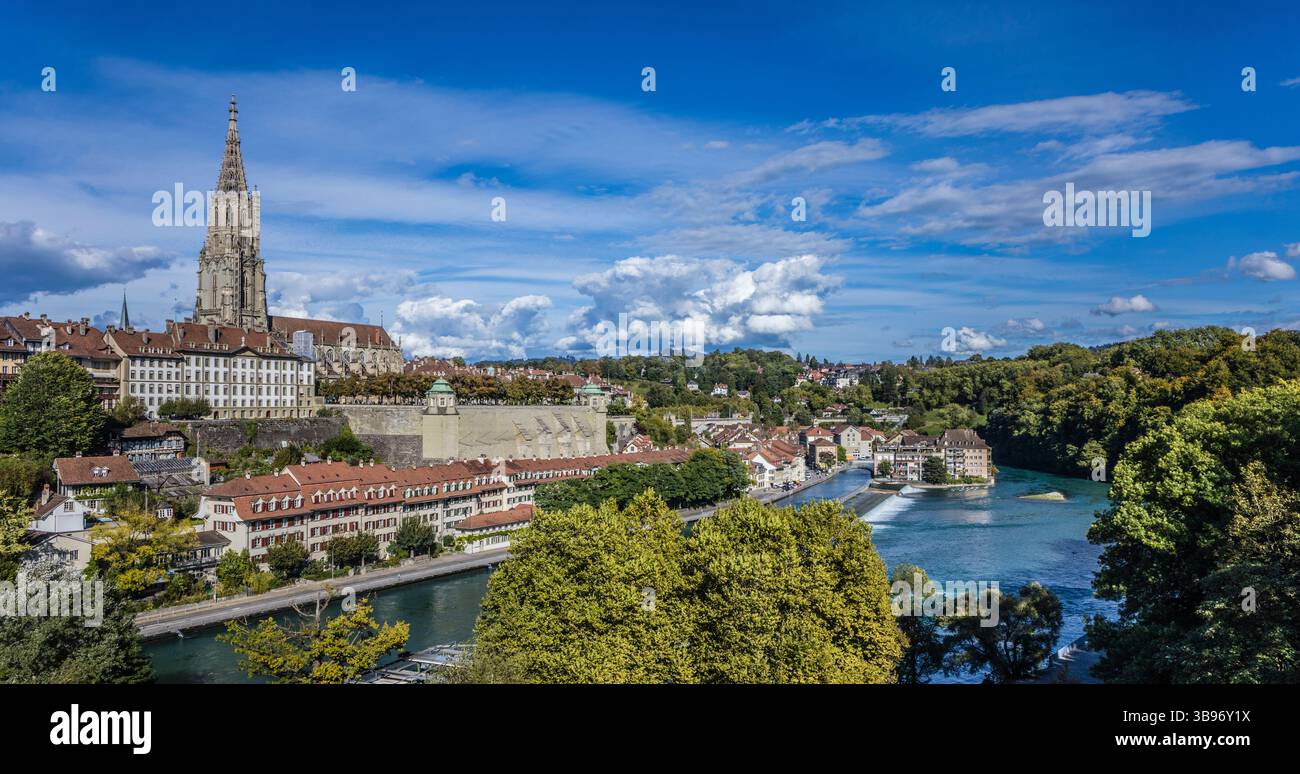 Vue sur la vieille ville de Berne avec la cathédrale de Berne de l'autre côté de l'Aar, Canton de Berne, Suisse Banque D'Images