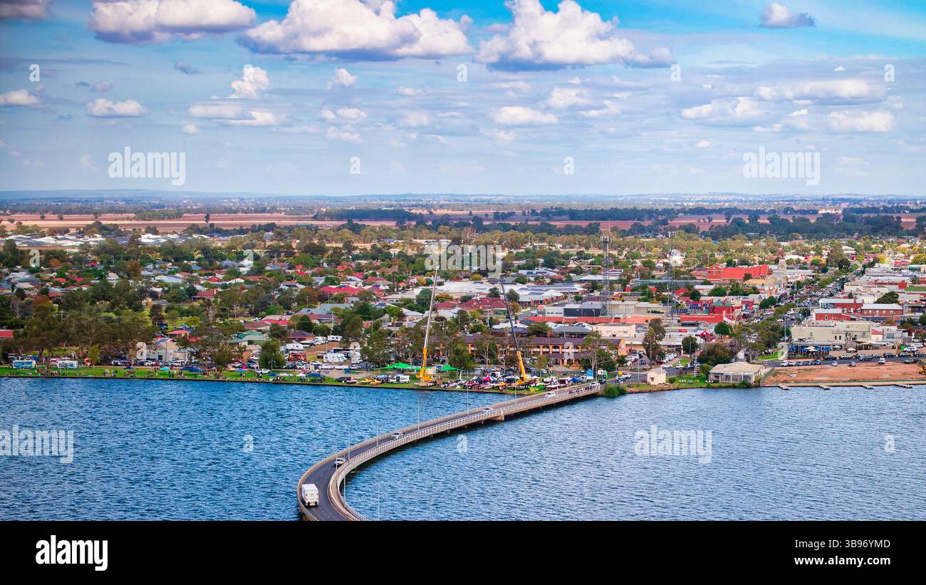 Yarrawonga se prépare pour la E C Griffith Cup avec des grues et des bateaux par Mulwala Bridge Banque D'Images