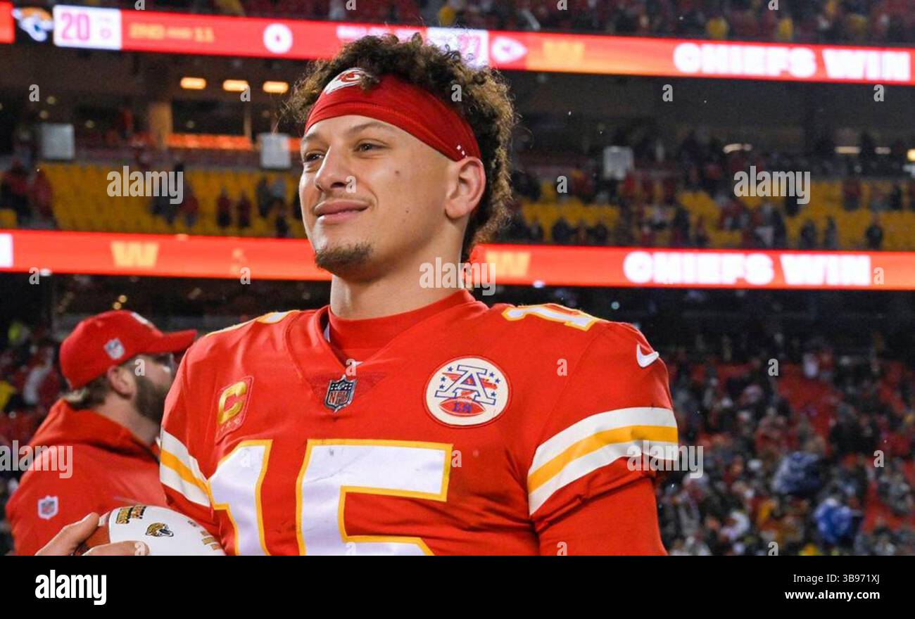 26 janvier 2023 : le quarterback Patrick Mahomes mène les Chiefs de Kansas City à une défaite de 27-20 contre Jacksonville lors de la ronde divisionnaire des séries éliminatoires de la NFL samedi au GEHA Field au stade Arrowhead. (Crédit image : © Tammy Ljungblad/The Kansas City Star via ZUMA Press Wire) Banque D'Images
