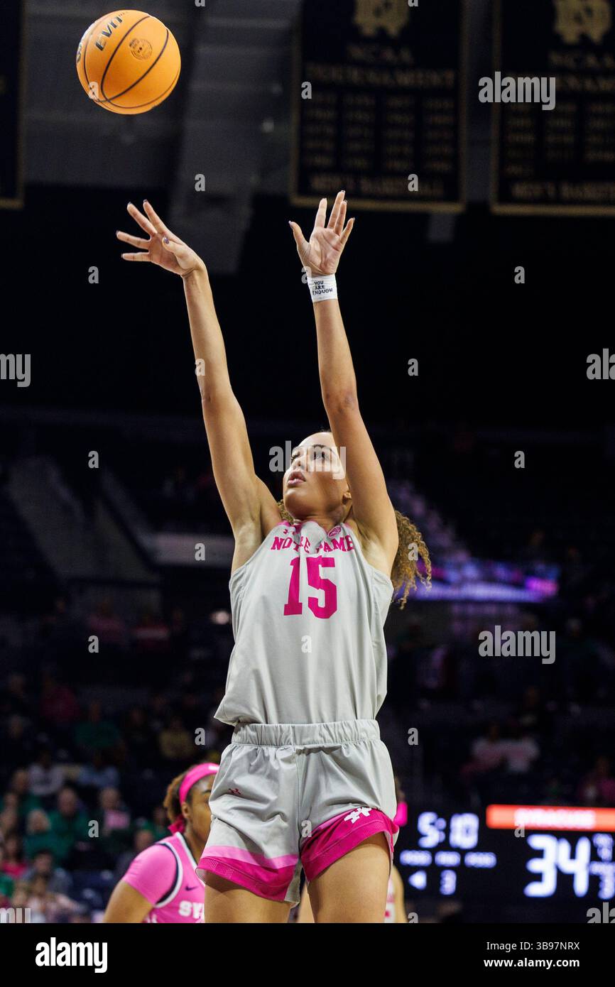 12 février 2023 : L'attaquante de notre Dame Natalija Marshall (15 ans) tire la balle lors d'un match de basket-ball féminin de la NCAA entre les Orange de Syracuse et les Irlandais de combat de notre Dame au Pavillon Purcell au Joyce Center à South Bend, Indiana. Notre Dame bat Syracuse 73-64. John Mersits/CSM. (Crédit image : © John Mersits/CSM via ZUMA Press Wire) Banque D'Images