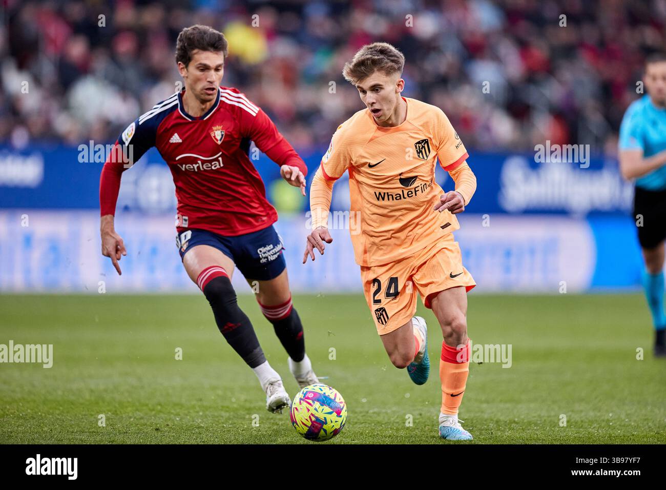 29 janvier 2023, PAMPELUNE, NAVARRE, ESPAGNE : Pablo Barrios de l'Atletico de Madrid concourt pour le ballon avec Lucas Torro de CA Osasuna lors du match de la Liga Santander entre CA Osasuna et Atletico de Madrid à El Sadar le 29 janvier 2023, à Pampelune, Espagne. (Crédit image : © Ricardo Larreina/AFP7 via ZUMA Press Wire) Banque D'Images