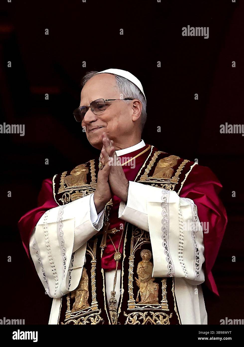 8 mai 2025. État de la Cité du Vatican : le nouveau pape est ROBERST PROVOST, qui sera connu sous le nom de PAPE LÉON XIV, le premier pontife américain à être élu à la tête du Churc catholique. Chicago Born Prevost, 69, est le salut avec d'énormes acclamations de mille rassemblés dans un Peter's Square. ''que la paix soit avec vous'' dit-il du balcon du vatican. ¬ © EvandroInetti via ZUMA Wire (crédit image : © Evandro Inetti/ZUMA Press Wire) USAGE ÉDITORIAL SEULEMENT ! Non destiné à UN USAGE commercial ! Banque D'Images 8 mai 2025. État de la Cité du Vatican : le nouveau pape est ROBERST PROVOST, qui sera connu sous le nom de PAPE LÉON XIV, le premier pontife américain à être élu à la tête du Churc catholique. Chicago Born Prevost, 69, est le salut avec d'énormes acclamations de mille rassemblés dans un Peter's Square. ''que la paix soit avec vous'' dit-il du balcon du vatican. ¬ © EvandroInetti via ZUMA Wire (crédit image : © Evandro Inetti/ZUMA Press Wire) USAGE ÉDITORIAL SEULEMENT ! Non destiné à UN USAGE commercial ! Banque D'Images