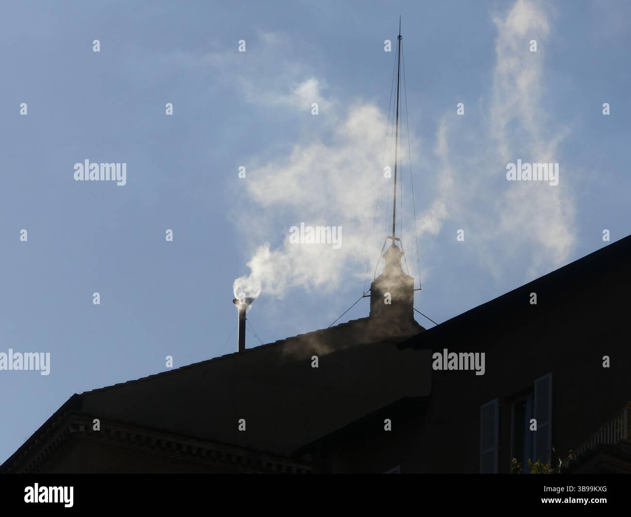 Exprimez la place Pierre, le Vatican, la Cité du Vatican. 8 mai 2025. Alors que de la fumée blanche s'élève de la cheminée au sommet de la Chapelle Sixtine, la Curie se réunit pour valider la confirmation du cardinal Dominique Mamberti que le Conclave du Vatican a élu le cardinal américain Robert Prevost comme nouveau pontife Leo XIV. crédit : ©Julia Mineeva/EGBN News/Alamy Live News Banque D'Images