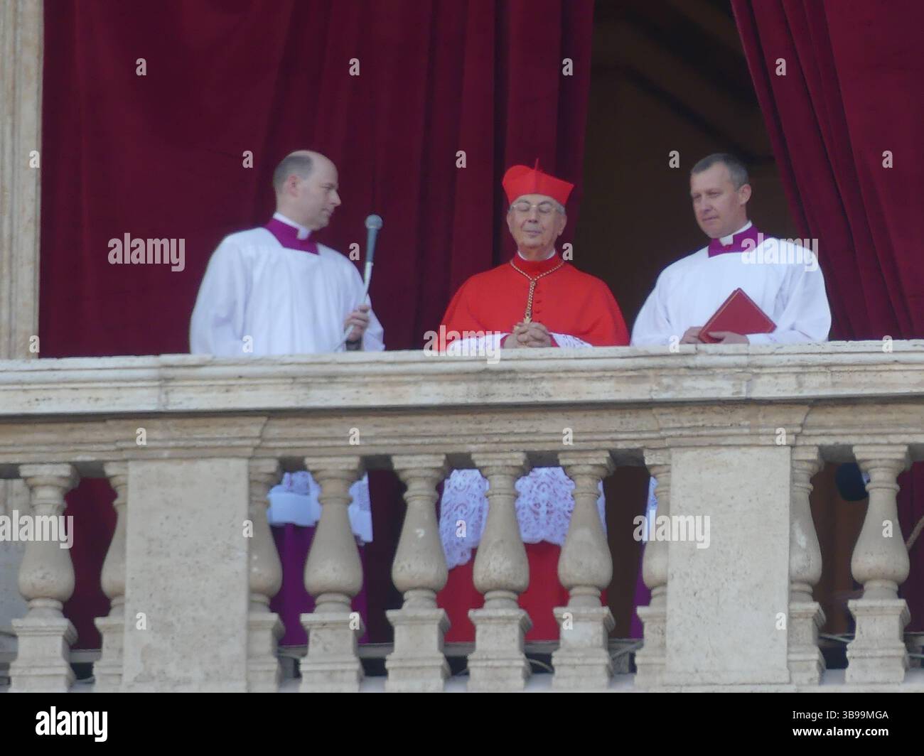 Exprimez la place Pierre, le Vatican, la Cité du Vatican. 8 mai 2025. Alors que de la fumée blanche s'élève de la cheminée au sommet de la Chapelle Sixtine, la Curie se réunit pour valider la confirmation du cardinal Dominique Mamberti que le Conclave du Vatican a élu le cardinal américain Robert Prevost comme nouveau pontife Leo XIV. crédit : ©Julia Mineeva/EGBN News/Alamy Live News Banque D'Images