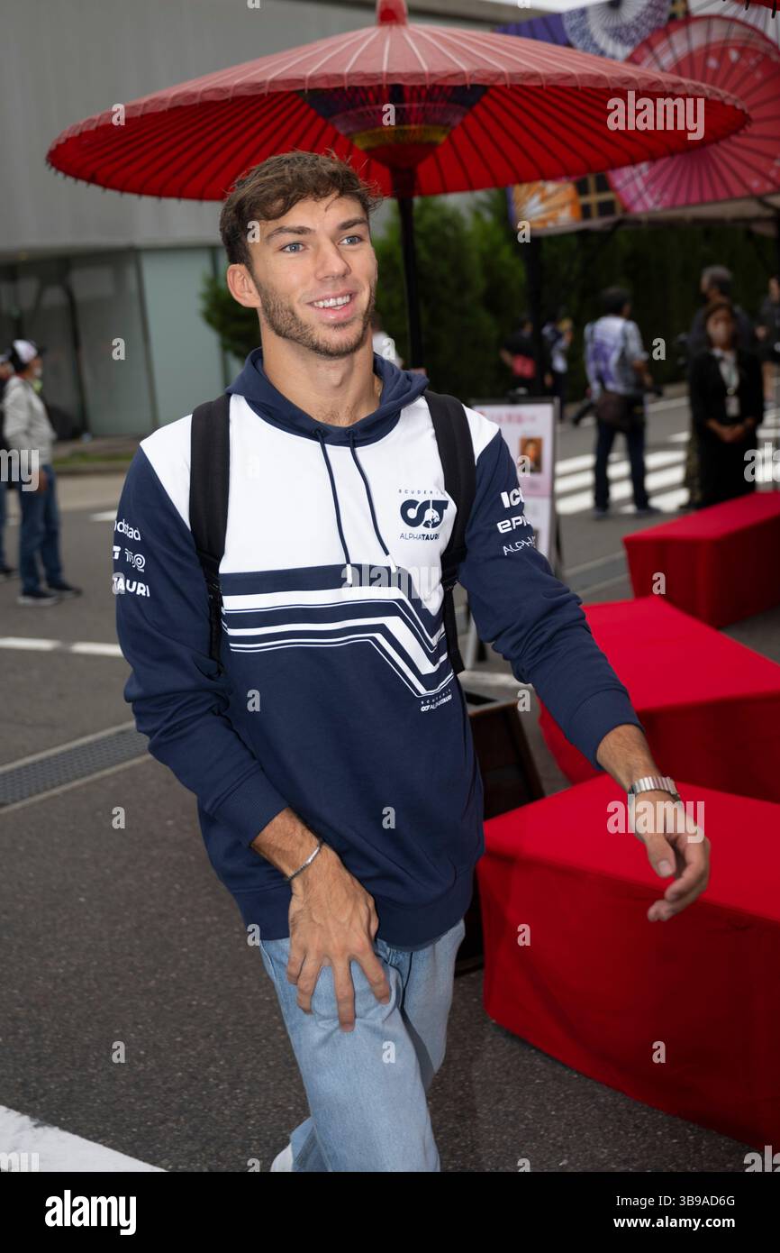 9 octobre 2022, Suzuka, préfecture de Mie, Japon : PIERRE GASLY d'AlphaTauri #10 arrive au paddock pour le Grand Prix du Japon 2022. Gasly a failli subir un grave accident quelques heures plus tard, évitant une grue d'extraction qui était prématurément sur la piste dans des conditions de faible visibilité pluvieuse d'un mètre seulement alors qu'il roulait à grande vitesse... le pilote de F1 Jules Bianchi est mort au circuit de Suzuka en 2014 après avoir subi un accident mortel dans des circonstances similaires, entrant en collision avec une grue. ..Gasly reviendra à la saison 2023 de formule 1 en tant que pilote pour Alpine...Motorsports, Grand Prix Racing, Racecar, Celebritie Banque D'Images