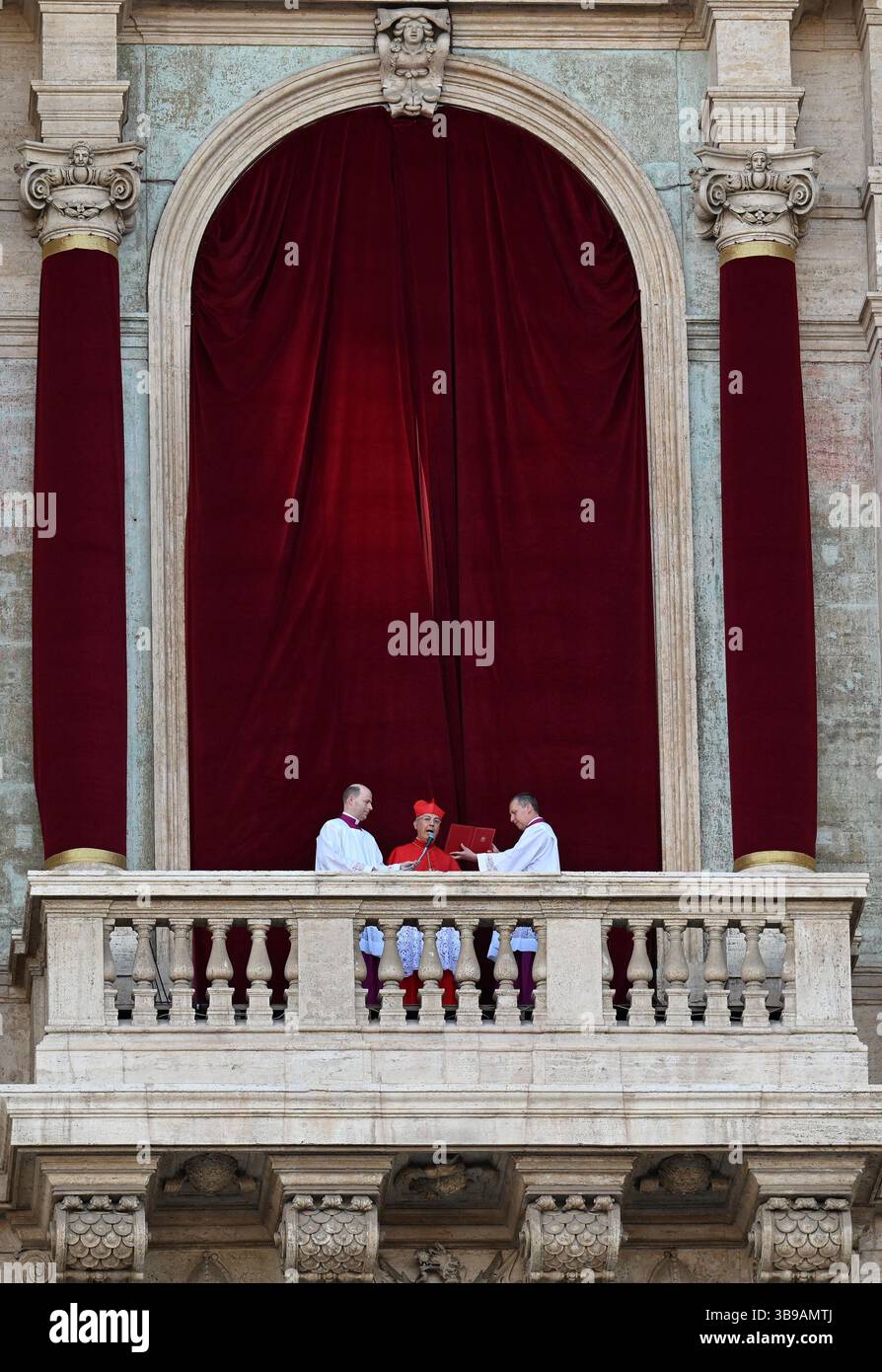 Le cardinal Protodiacre Dominique Mamberti annonce (« Habemus Papam ») de la loggia centrale de la basilique Pierre que les cardinaux ont élu le cardinal Robert François Prevost, qui a pris le nom de pape Léon XIV le 8 mai 2025 au Vatican. Photo par Eric Vandeville/ABACAPRESS.COM crédit : Abaca Press/Alamy Live News Banque D'Images