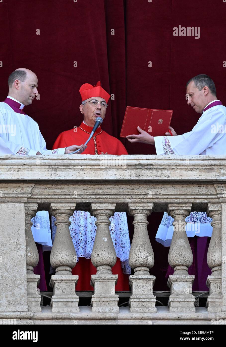 Le cardinal Protodiacre Dominique Mamberti annonce (« Habemus Papam ») de la loggia centrale de la basilique Pierre que les cardinaux ont élu le cardinal Robert François Prevost, qui a pris le nom de pape Léon XIV le 8 mai 2025 au Vatican. Photo par Eric Vandeville/ABACAPRESS.COM crédit : Abaca Press/Alamy Live News Banque D'Images