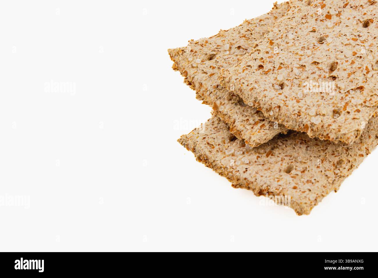 Les bretzels sont soigneusement empilés sur un fond blanc lisse, mettant en valeur leur texture brun doré et leur forme unique. Cette présentation simple Highligh Banque D'Images