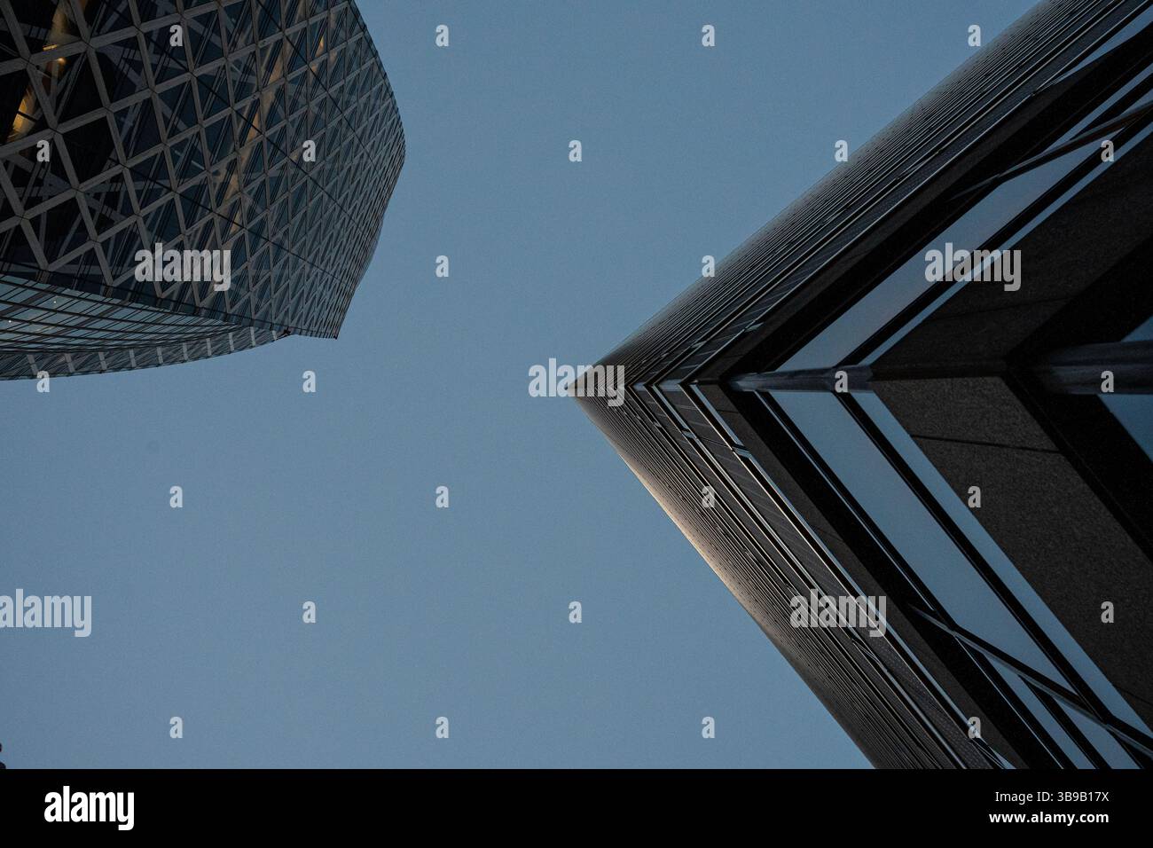 Deux gratte-ciel photographiés verticalement de bas en haut Banque D'Images