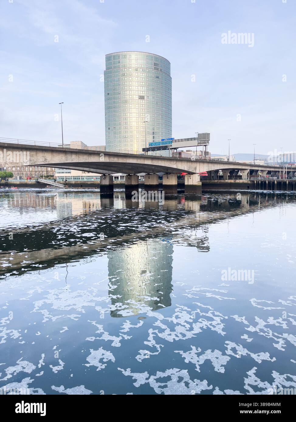 La Tour Obel et la rivière Lagan, Belfast. - Image de stock capturée avec un smartphone