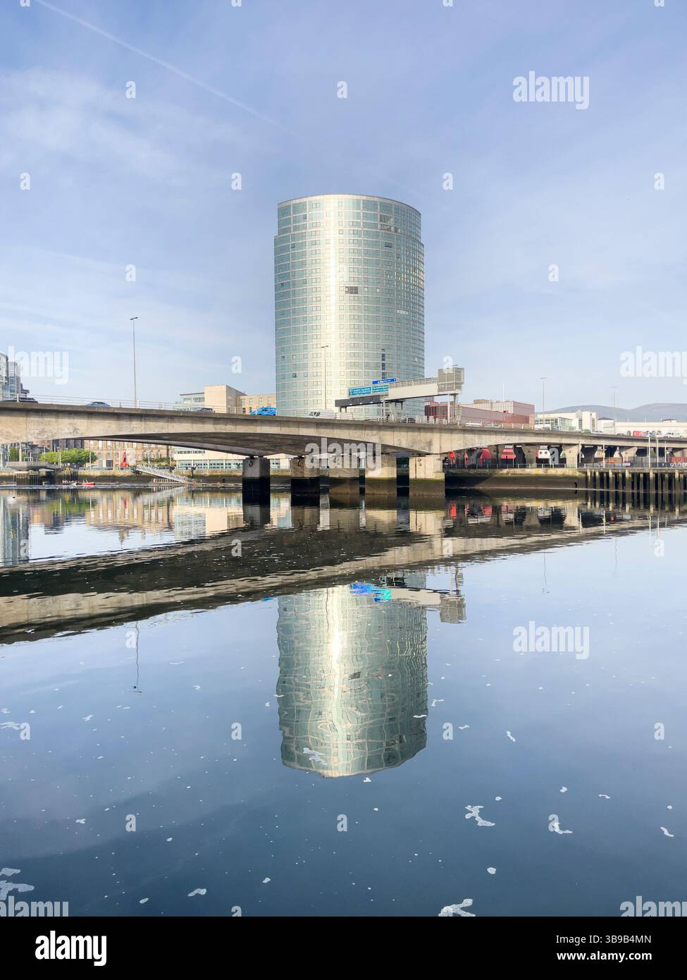 La Tour Obel et la rivière Lagan, Belfast. - Image de stock capturée avec un smartphone