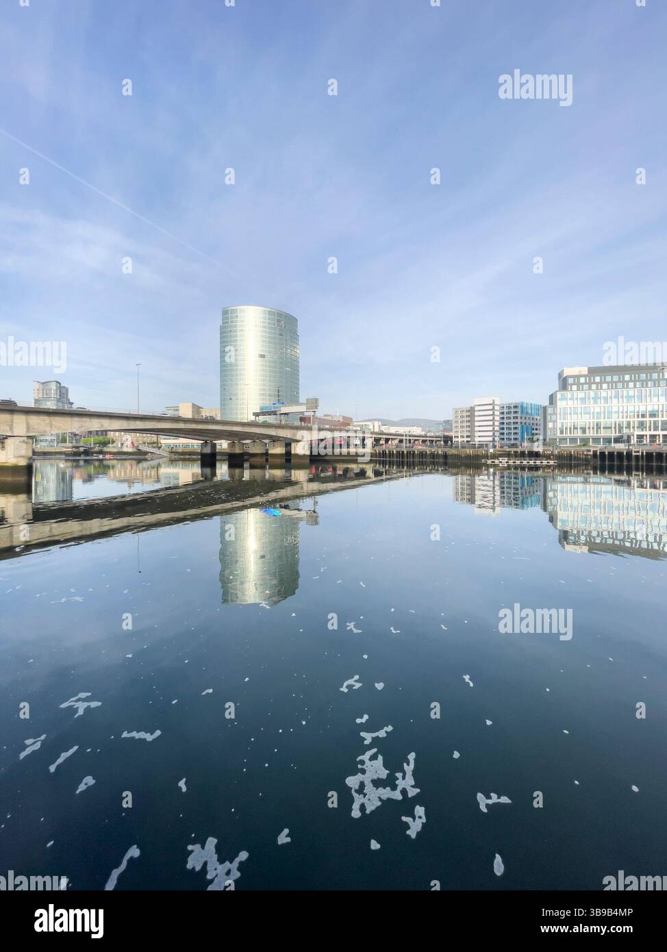 La Tour Obel et la rivière Lagan, Belfast. - Image de stock capturée avec un smartphone