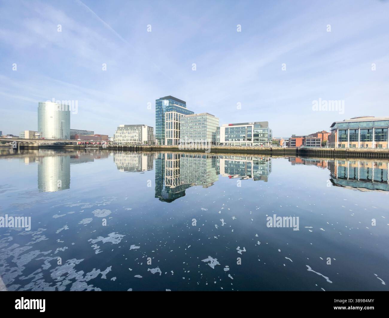 La Tour Obel et la rivière Lagan, Belfast. - Image de stock capturée avec un smartphone