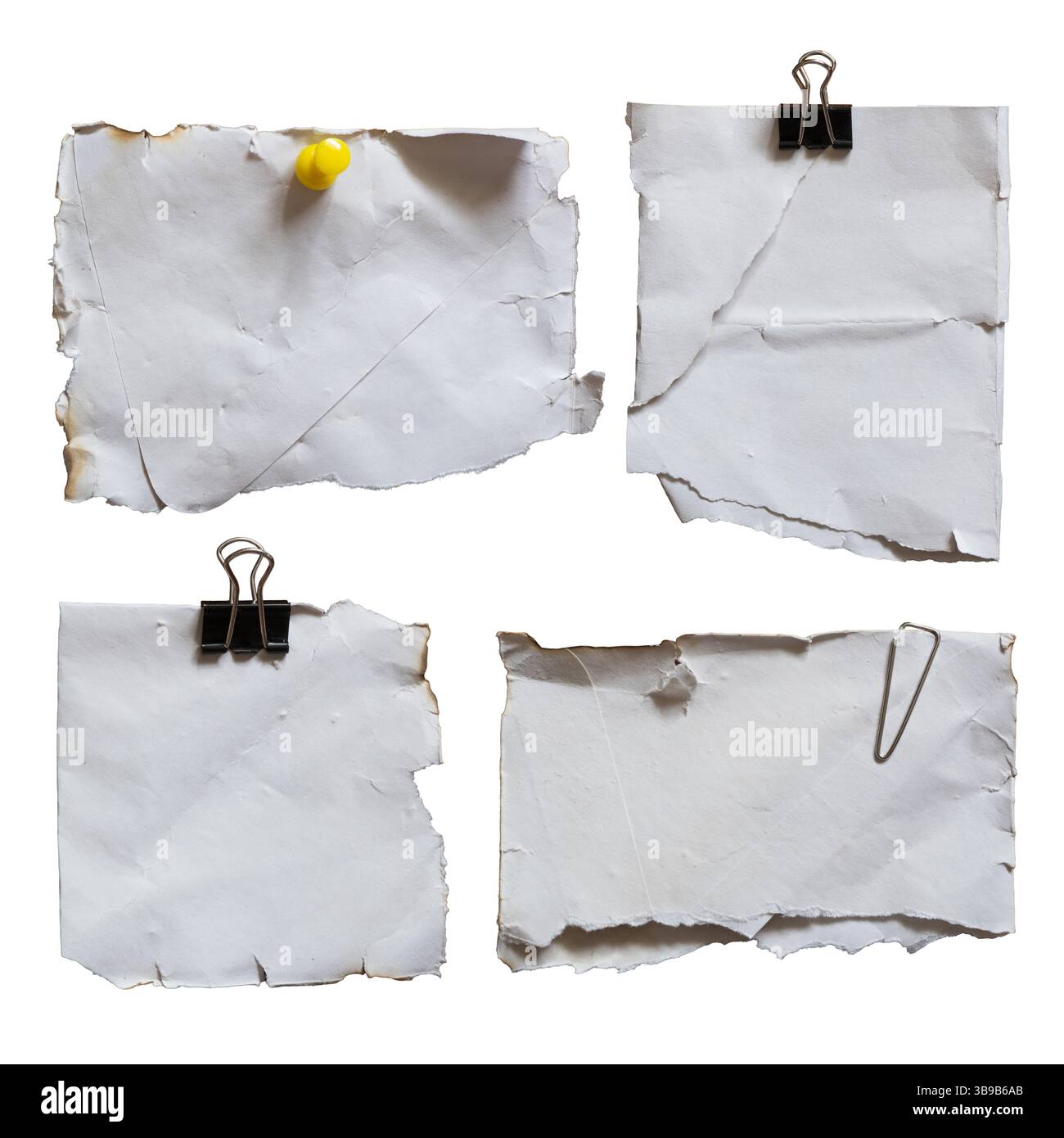 Vieux papier de note réutilisé avec épingle et trombones isolé sur fond blanc avec chemin de détourage Banque D'Images