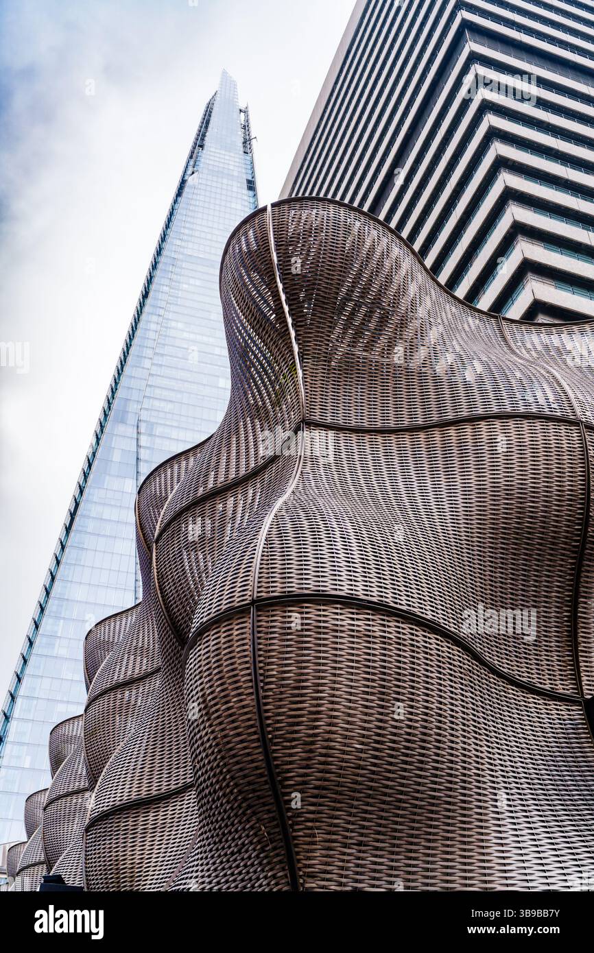 Londres, Angleterre, Royaume-Uni - maillage de revêtement de Boilerhouse pour le Guy's Hospital par Heatherwick Studio avec tour de bureau de Shard par Renzo Piano Building Workshop Banque D'Images