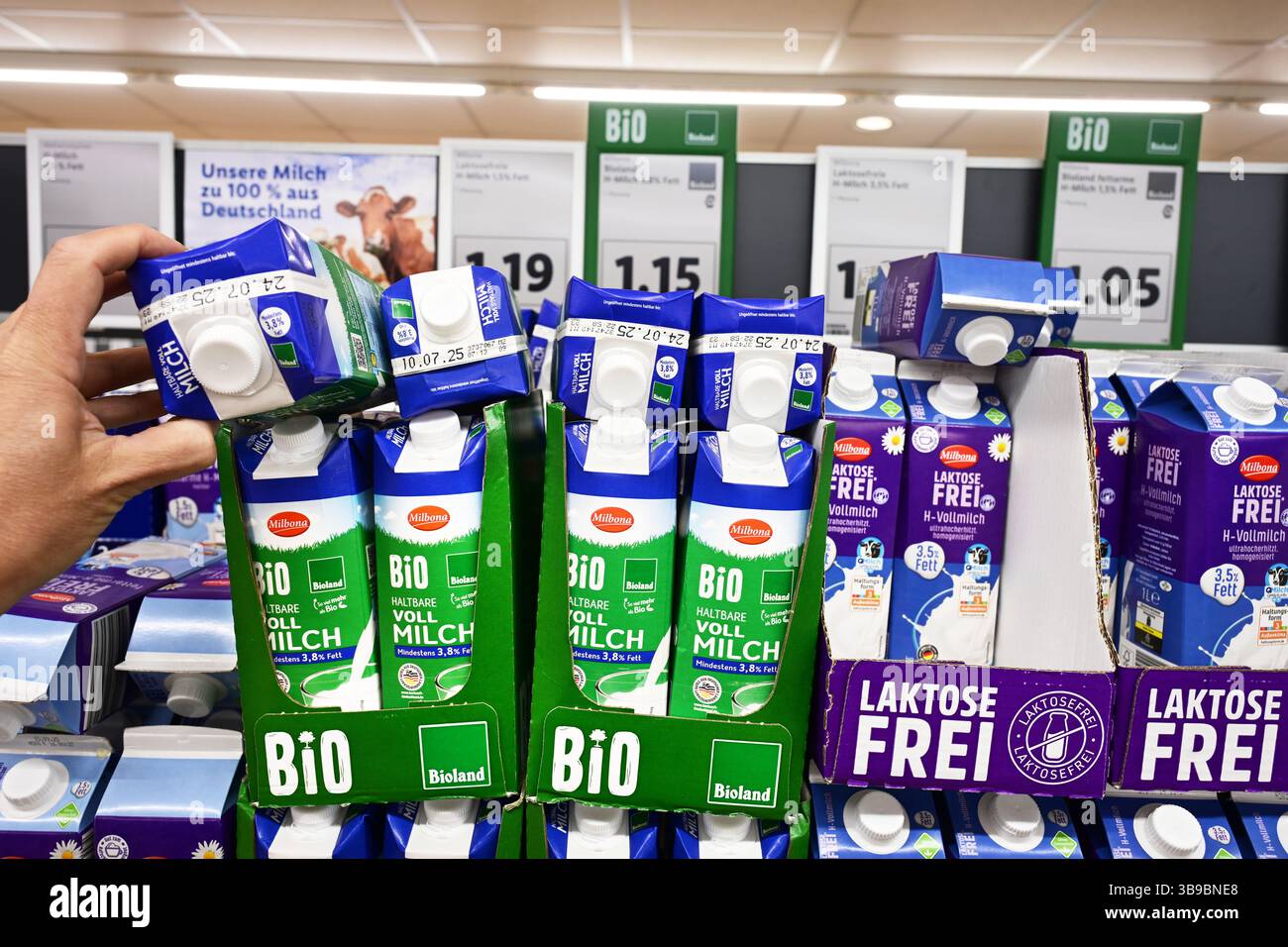 Cartons de lait bio label dans une épicerie Banque D'Images
