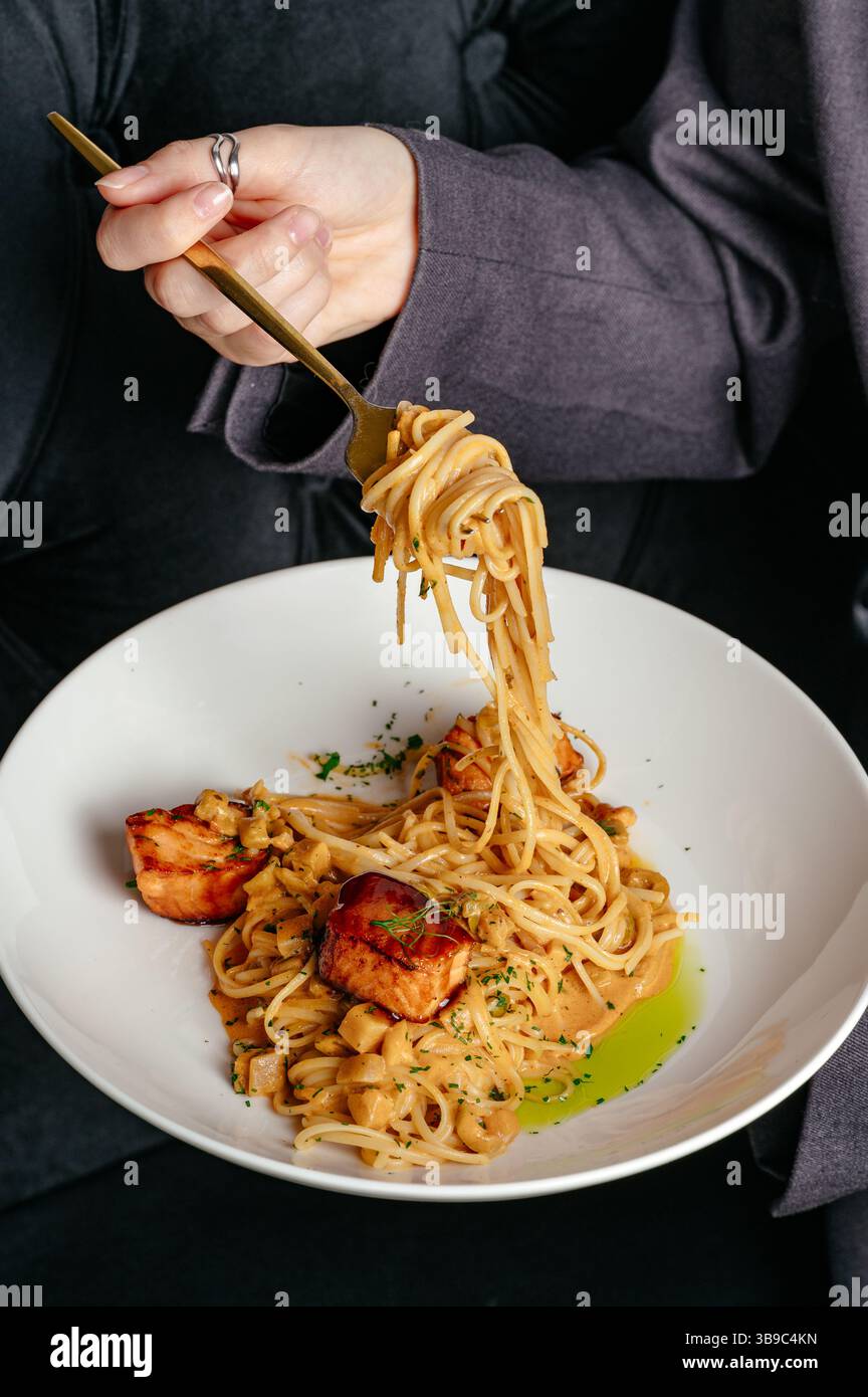 spaghetti au poisson rouge et sauce dans un restaurant Banque D'Images spaghetti au poisson rouge et sauce dans un restaurant Banque D'Images