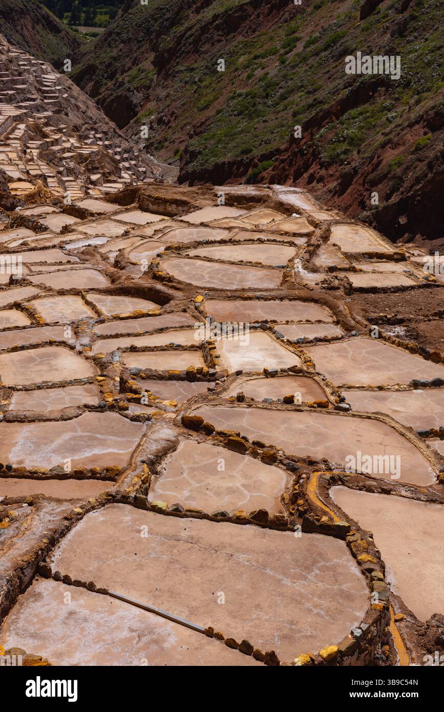 La Salineras de Maras est composée de plus de 3 000 natura Banque D'Images