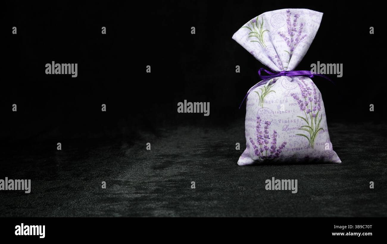Sachet de lavande en tissu blanc et violet sur fond noir Banque D'Images