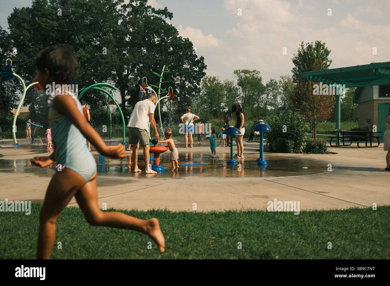 Plaisir estival : les enfants profitent d'un Splash Pad Banque D'Images