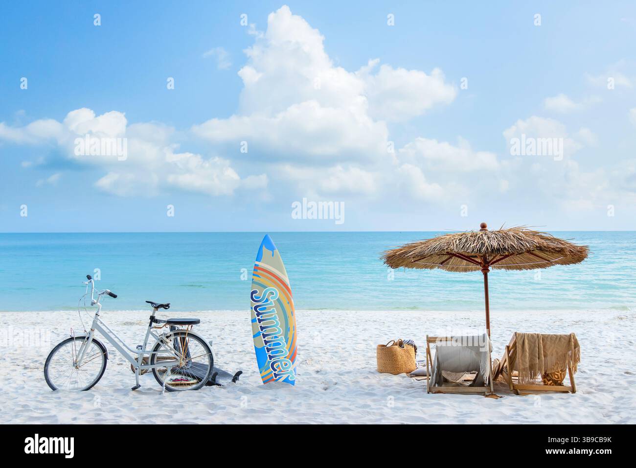 belle plage de sable blanc tranquille avec deux chaises de plage et un parasol en chaume avec planche de surf. vacances d'été romantiques sur une île privée tropicale Banque D'Images
