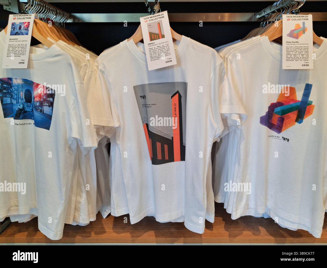 Londres, Royaume-Uni. 9 mai 2025. Tate Modern fête son 25e anniversaire ce week-end. Des événements spéciaux sont prévus pour tout le week-end et une nouvelle gamme de t-shirts commémoratifs est en vente. Crédit : Anna Watson/Alamy Live News Banque D'Images