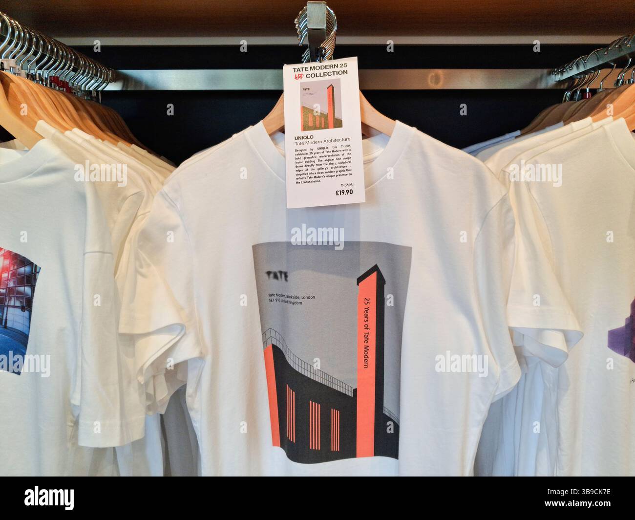 Londres, Royaume-Uni. 9 mai 2025. Tate Modern fête son 25e anniversaire ce week-end. Des événements spéciaux sont prévus pour tout le week-end et une nouvelle gamme de t-shirts commémoratifs est en vente. Crédit : Anna Watson/Alamy Live News Banque D'Images