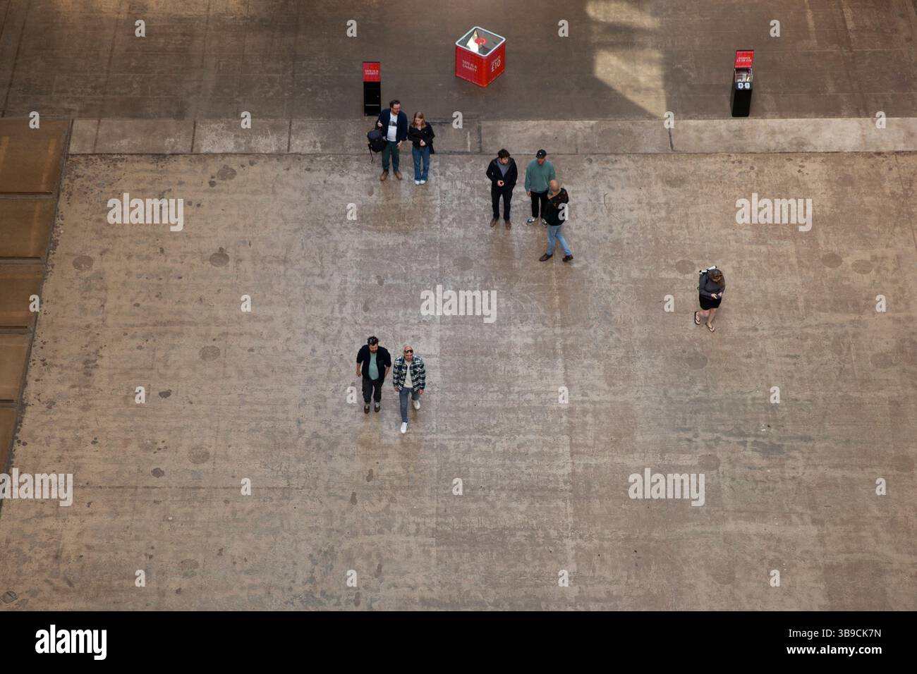 Londres, Royaume-Uni. 9 mai 2025. Les visiteurs arrivent dans la salle des turbines de la Tate Modern. La galerie d'art Bankside célèbre son 25e anniversaire ce week-end. Des événements spéciaux sont prévus pour tout le week-end. Crédit : Anna Watson/Alamy Live News Banque D'Images