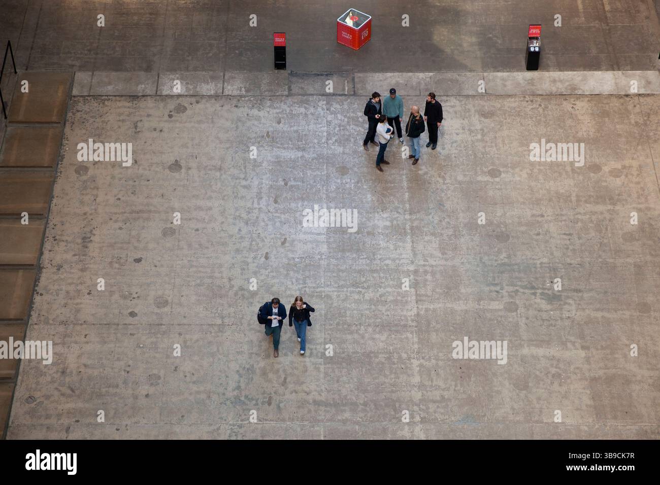 Londres, Royaume-Uni. 9 mai 2025. Les visiteurs arrivent dans la salle des turbines de la Tate Modern. La galerie d'art Bankside célèbre son 25e anniversaire ce week-end. Des événements spéciaux sont prévus pour tout le week-end. Crédit : Anna Watson/Alamy Live News Banque D'Images