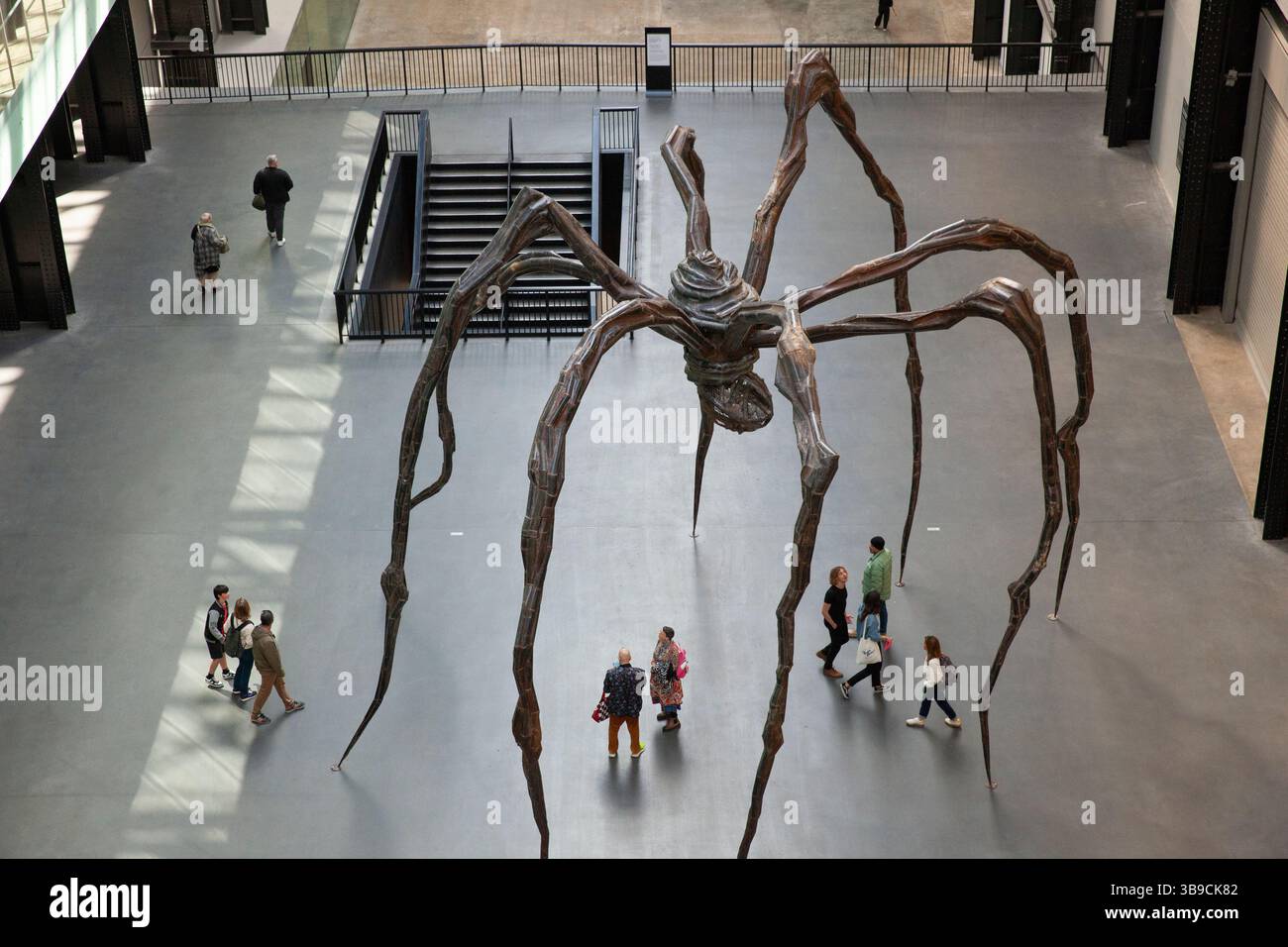 Londres, Royaume-Uni. 9 mai 2025. Pour célébrer le 25e anniversaire de l'ouverture de la Tate Modern, la sculpture d'araignée géante 'Maman' de Louise Borgeois a été réinstallée dans la turbine Hall telle qu'elle était il y a 25 ans. Des événements spéciaux sont prévus pour tout le week-end. Crédit : Anna Watson/Alamy Live News Banque D'Images