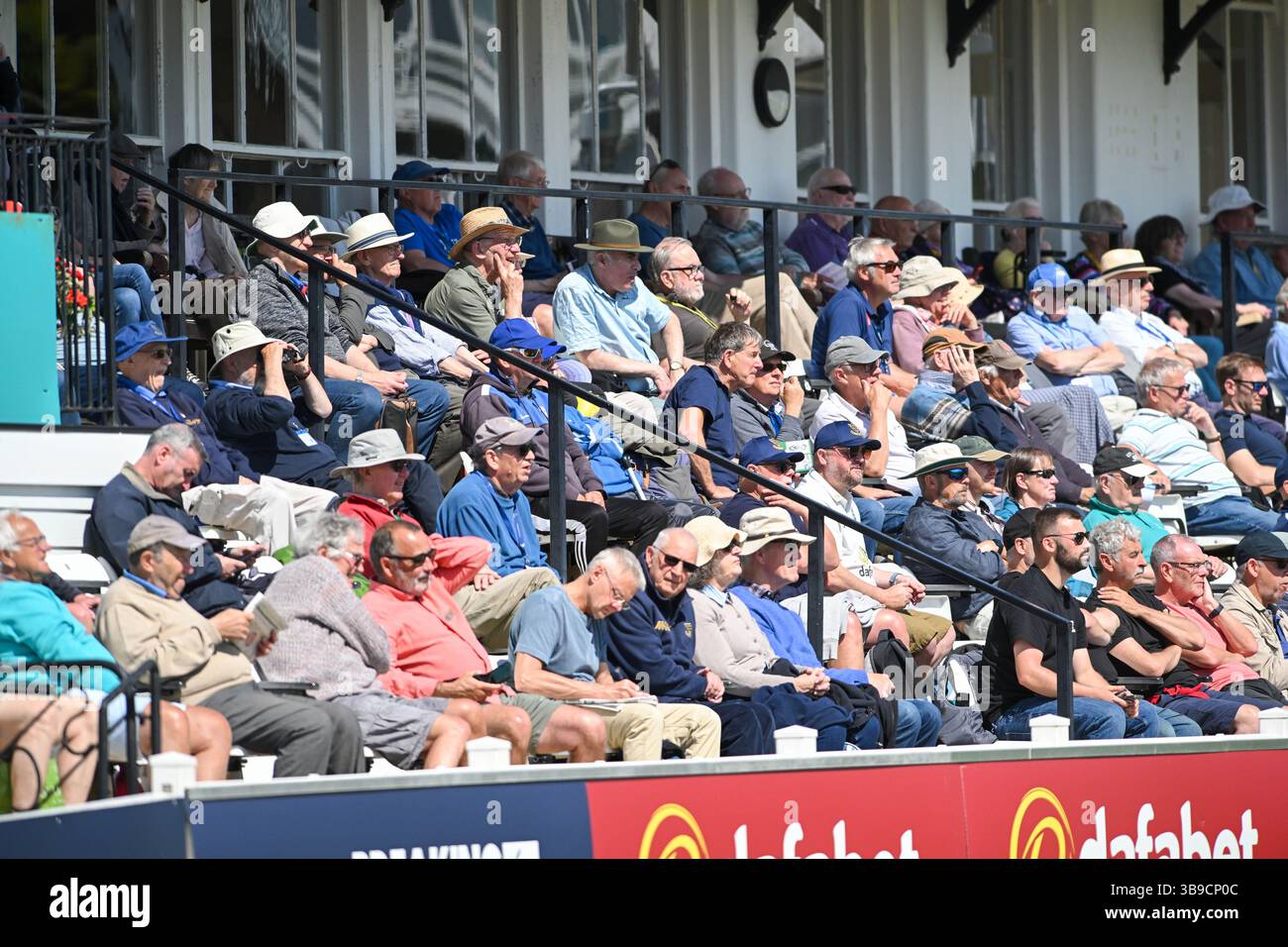 Hove UK 9 mai 2025 - les spectateurs profitent du soleil pendant la première journée du Rothesay County Championship Division 1 cricket match entre Sussex et Worcestershire au 1st Central County Ground à Hove : Credit Simon Dack /TPI/ Alamy Live News Banque D'Images