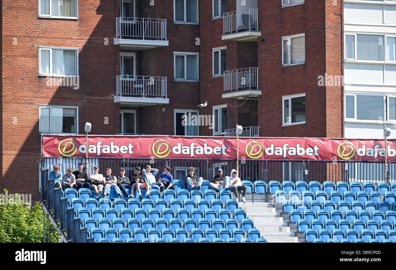 Hove UK 9 mai 2025 - les spectateurs profitent du soleil pendant la première journée du Rothesay County Championship Division 1 cricket match entre Sussex et Worcestershire au 1st Central County Ground à Hove : Credit Simon Dack /TPI/ Alamy Live News Banque D'Images