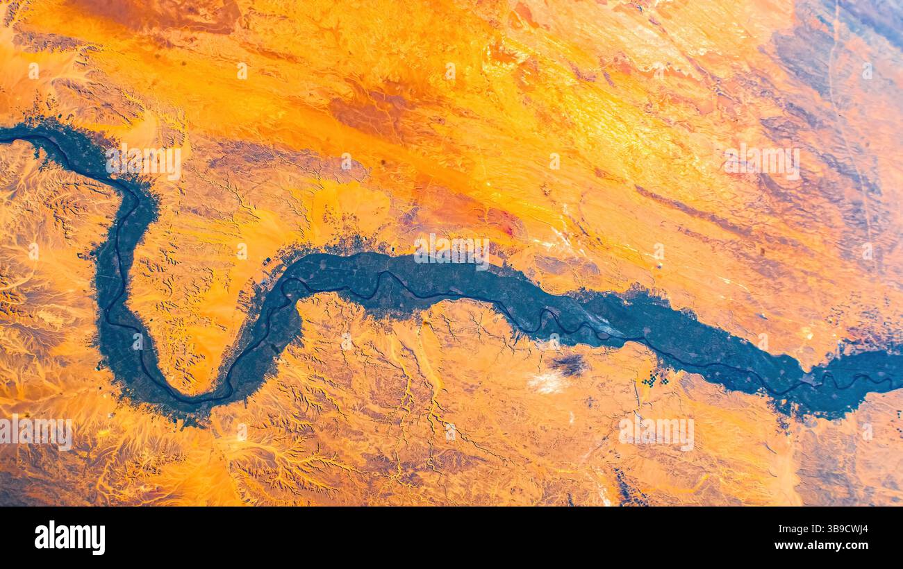Bande de végétation près du Nil. Directives d'utilisation des médias : https ://www.nasa.gov/nasa-brand-center/images-and-me Banque D'Images