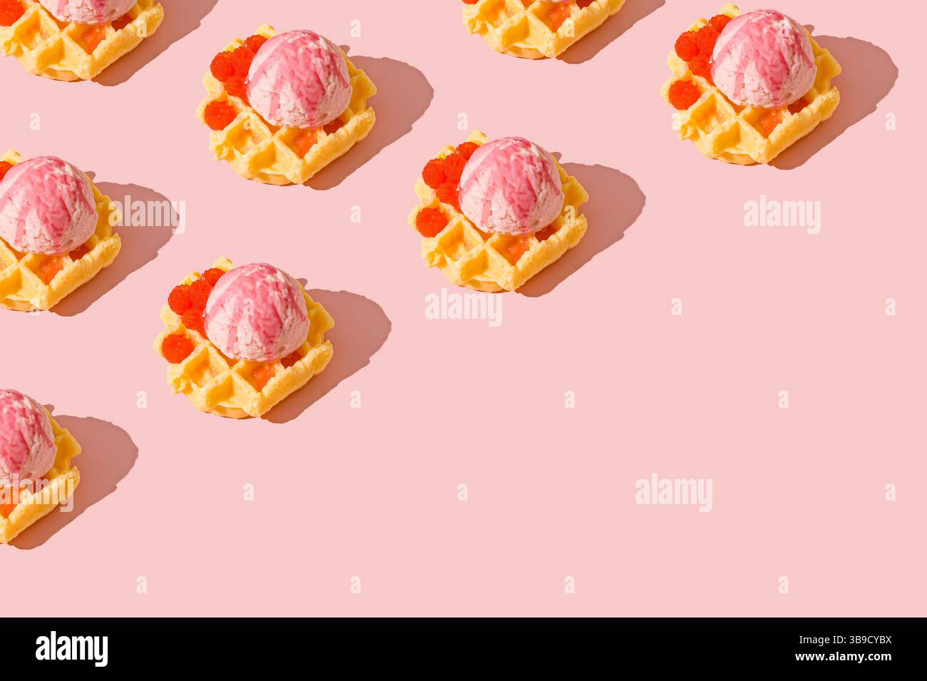 Motif gaufré sans couture avec des cuillères à crème glacée rose et des framboises sur fond rose pastel. Texture sucrée et ludique sur le thème du dessert. Banque D'Images