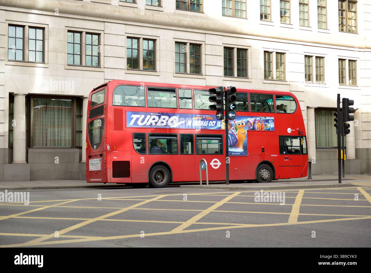Bus Routemaster rouge classique dans le centre de Londres, symbole de Londres, transports publics de Londres, tourisme Londres Banque D'Images
