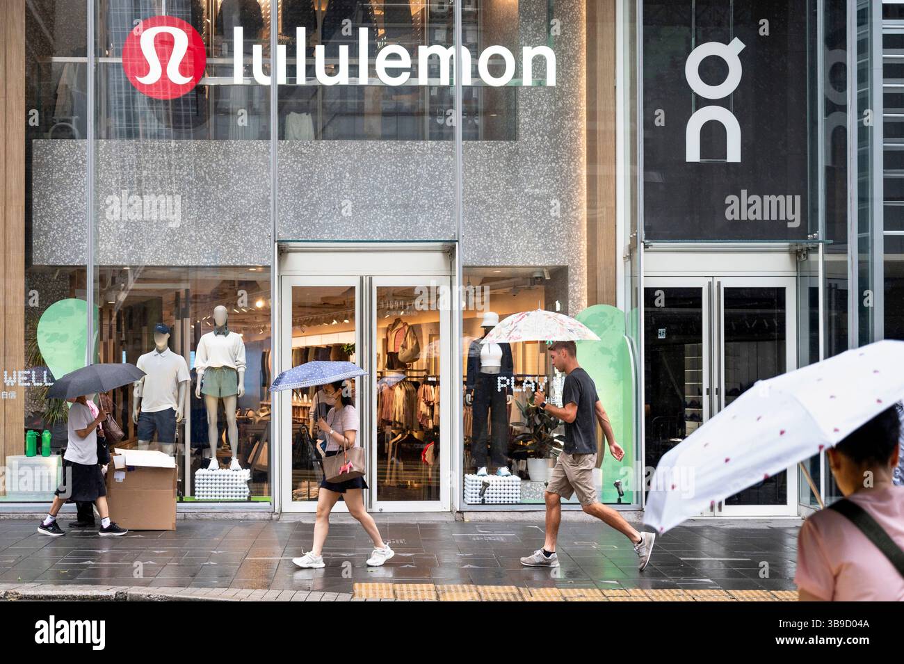 Hong Kong, Chine. 09 mai 2025. Les piétons passent devant le magasin Lululemon de la marque canadienne de vêtements de sport. Crédit : SOPA images Limited/Alamy Live News Banque D'Images