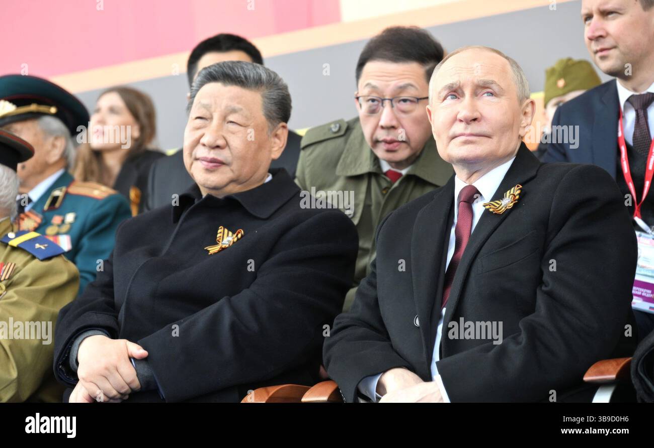 Moscou, Russie. 09 mai 2025. Le président russe Vladimir Poutine, à droite, est assis aux côtés du président chinois Xi Jinping, à gauche, lors du défilé militaire annuel du jour de la victoire sur la place Rouge, le 9 mai 2025, à Moscou, en Russie. Les chefs d'État se sont joints à Poutine pour les célébrations du 80e anniversaire de la victoire sur l'Allemagne nazie pendant la Guerre mondiale II. crédit : Vyacheslav Prokofyev/Kremlin Pool/Alamy Live News Banque D'Images