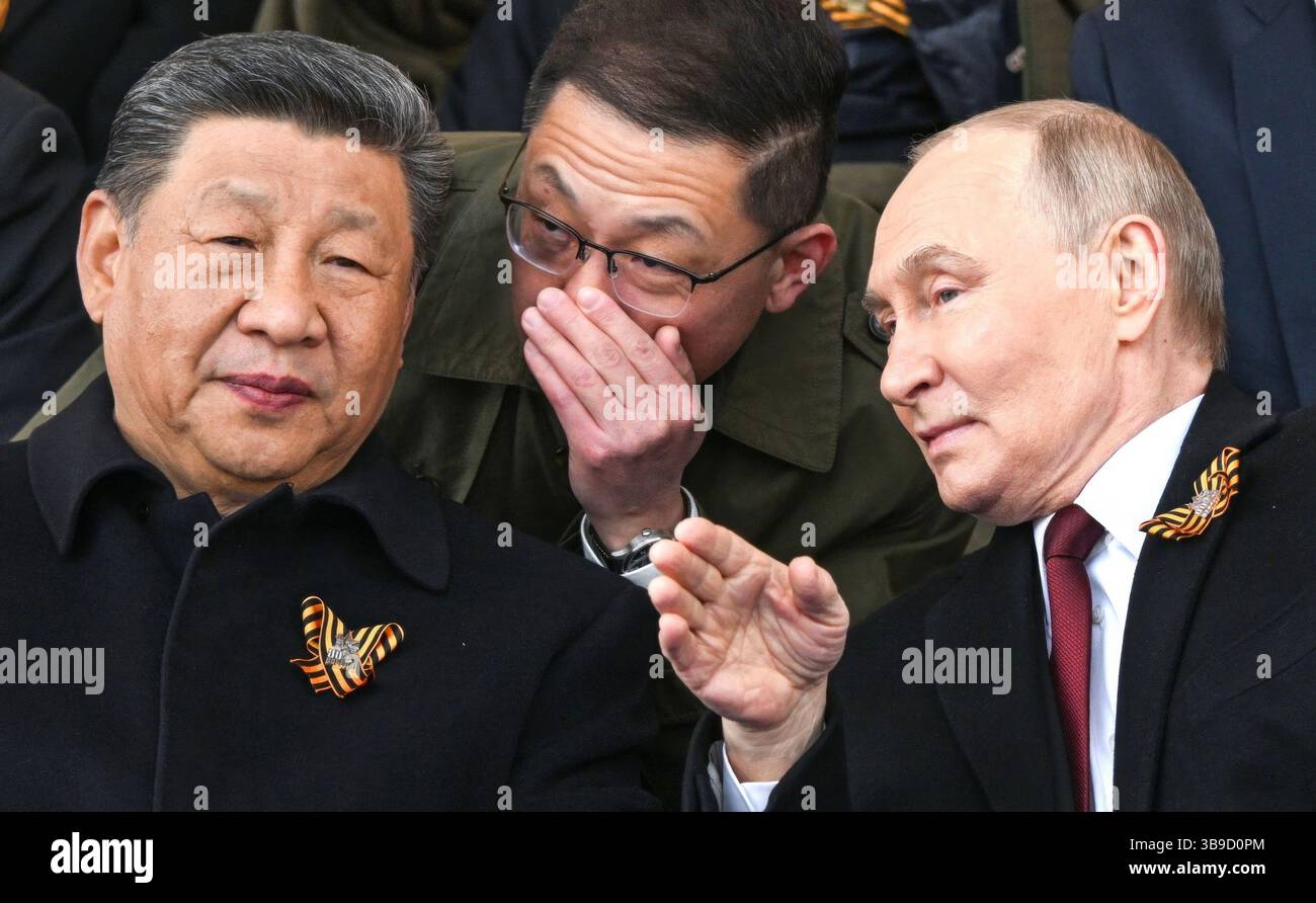 Moscou, Russie. 09 mai 2025. Le président russe Vladimir Poutine, à droite, est assis aux côtés du président chinois Xi Jinping, à gauche, alors qu’ils regardent le défilé militaire annuel du jour de la victoire sur la place Rouge, le 9 mai 2025, à Moscou, en Russie. Les chefs d'État se sont joints à Poutine pour les célébrations du 80e anniversaire de la victoire sur l'Allemagne nazie pendant la Guerre mondiale II. crédit : Vyacheslav Prokofyev/Kremlin Pool/Alamy Live News Banque D'Images