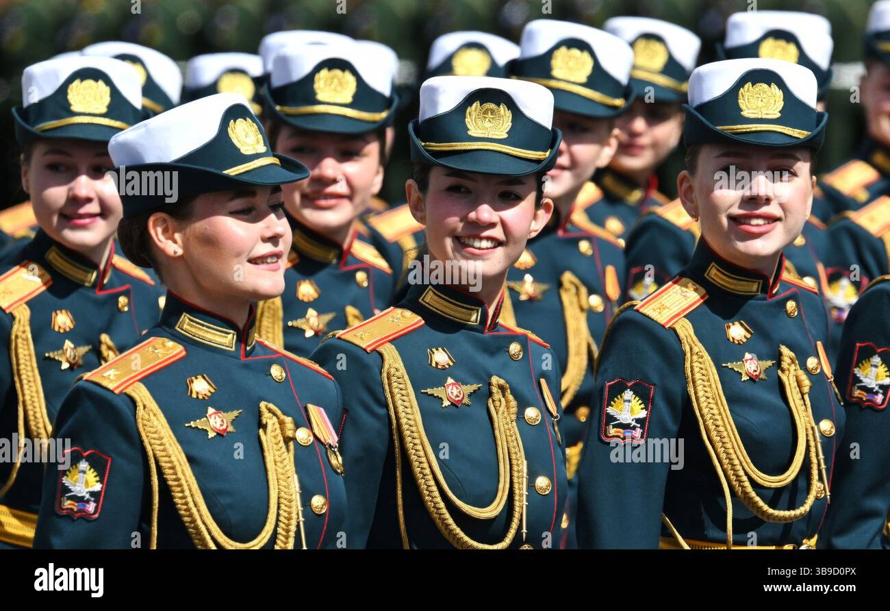 Moscou, Russie. 09 mai 2025. Des femmes soldats russes défilent devant le stand de revue lors du défilé militaire annuel du jour de la victoire sur la place Rouge, le 9 mai 2025, à Moscou, en Russie. Les chefs d'État se sont joints au président russe Vladimir Poutine pour les célébrations du 80e anniversaire de la victoire sur l'Allemagne nazie pendant la guerre mondiale II. crédit : Gavriil Grigorov/Kremlin Pool/Alamy Live News Banque D'Images