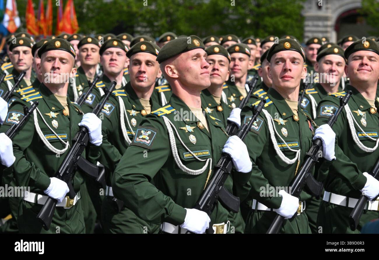 Moscou, Russie. 09 mai 2025. Des soldats russes défilent devant le stand de revue lors du défilé militaire annuel du jour de la victoire sur la place Rouge, le 9 mai 2025, à Moscou, en Russie. Les chefs d'État se sont joints au président russe Vladimir Poutine pour les célébrations du 80e anniversaire de la victoire sur l'Allemagne nazie pendant la guerre mondiale II. crédit : Gavriil Grigorov/Kremlin Pool/Alamy Live News Banque D'Images