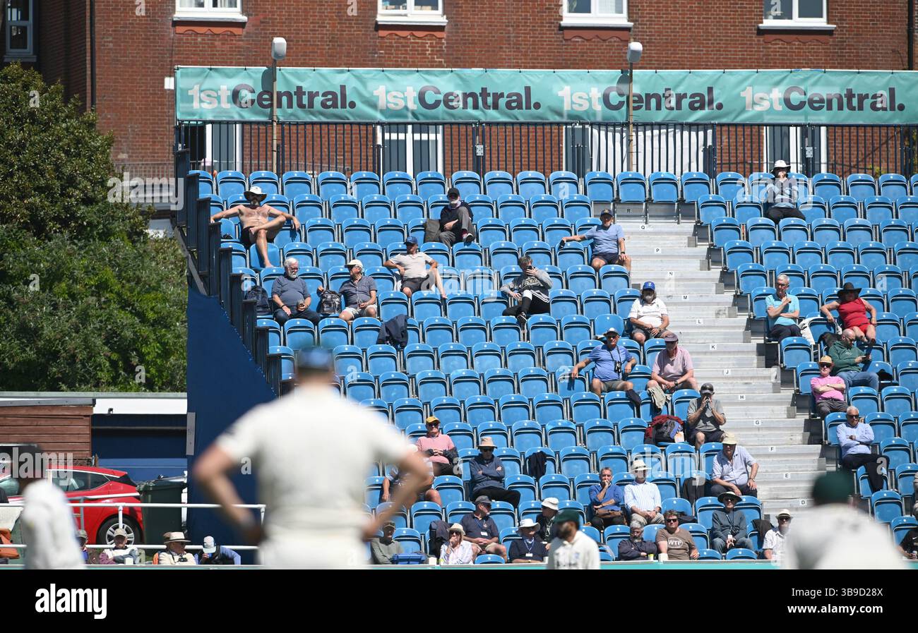 Hove UK 9 mai 2025 - les spectateurs profitent du soleil pendant la première journée du Rothesay County Championship Division 1 cricket match entre Sussex et Worcestershire au 1st Central County Ground à Hove : Credit Simon Dack /TPI/ Alamy Live News Banque D'Images