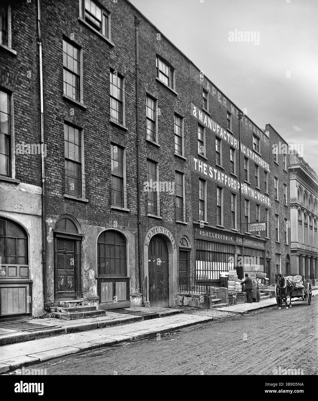 Une photographie de la fin du XIXe siècle du 44 Stafford Road, (maintenant connue sous le nom de Wolfe Tone Street) dans le centre-ville nord de Dublin. Lieu de naissance de Wolfe Tone en 1763, il rappelle concrètement l’héritage de Tone en tant que figure importante de l’histoire irlandaise et le lien historique de la région avec l’imprimerie et l’édition. Banque D'Images