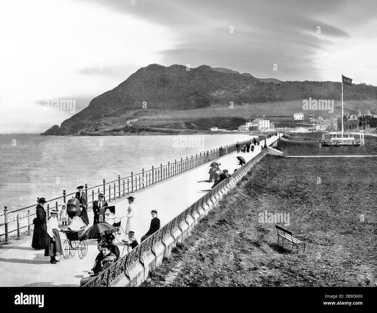 Fin du xixe siècle sur la promenade à Bray, une ville côtière dans le nord du comté de Wicklow, Irlande situé juste au sud de Dublin sur la côte est. Lorsque le chemin de fer de Dublin et Kingstown a ouvert en 1834 et a été prolongé jusqu'à Bray en 1854. Avec l'arrivée du chemin de fer, la ville a grandi pour devenir une station balnéaire avec des hôtels et terrasses résidentielles construites à proximité du front de mer. Banque D'Images