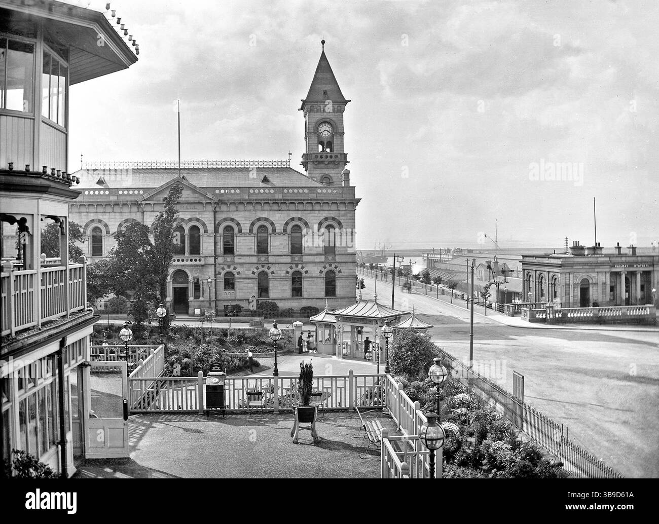 Une photographie de la fin du XIXe siècle de l'hôtel de ville de Dún Laoghaire, alors connu sous le nom de Kingstown Town Hall sur Marine Road et maintenant connu sous le nom de County Hall. La première pierre du nouveau bâtiment a été posée en novembre 1877 et conçue par John Loftus Robinson dans le style roman lombard et inaugurée officiellement le 20 avril 1880. Banque D'Images