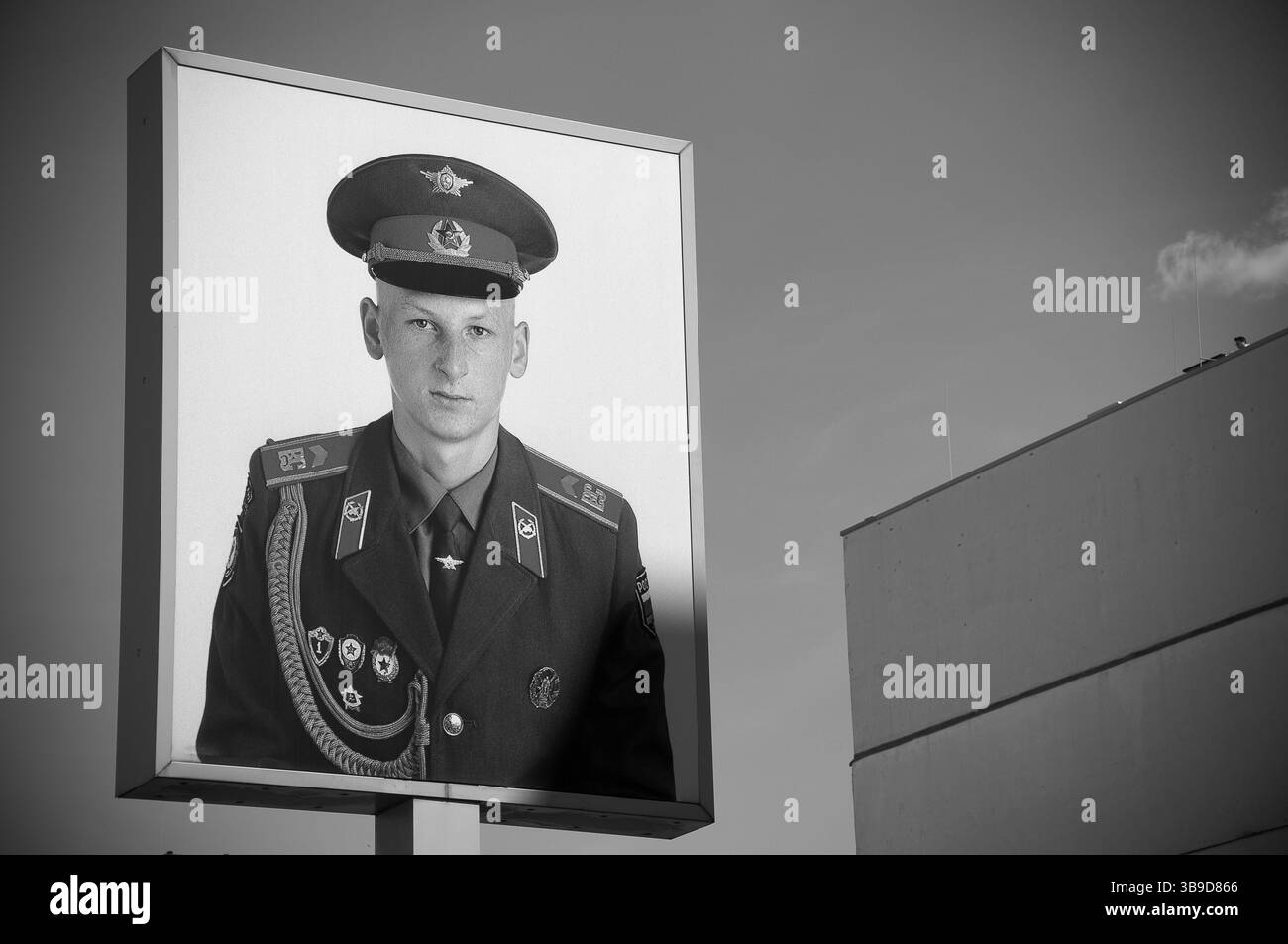 Une murale représente un jeune soldat soviétique, symbolisant le rôle de l'armée à Berlin après la seconde Guerre mondiale, soulignant la mémoire historique et le sacrifice. Banque D'Images