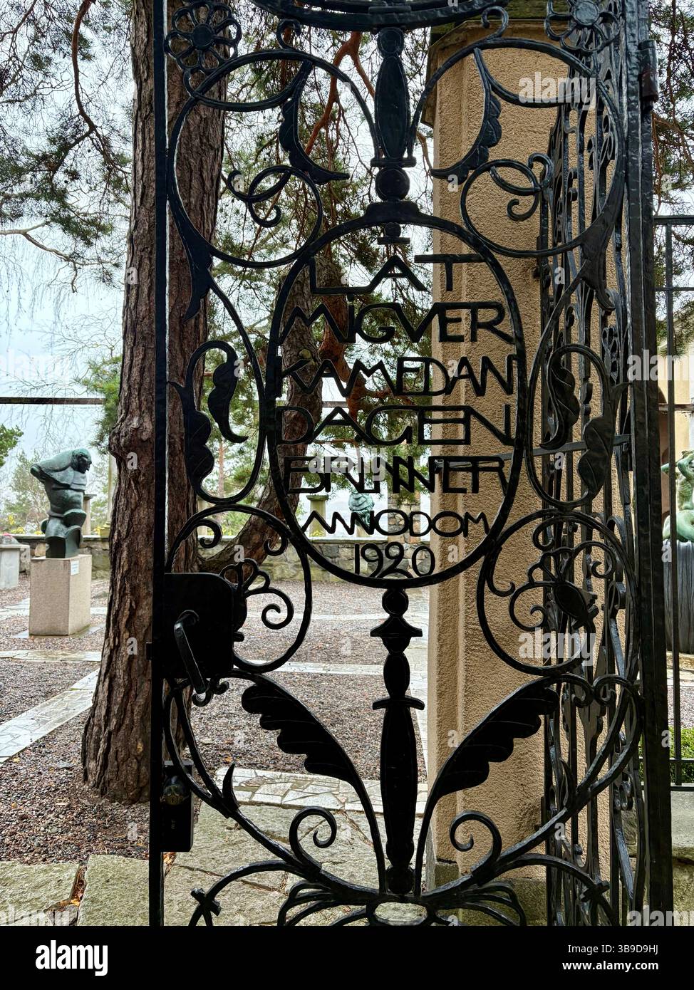 Millesgården porte de fer Art Nouveau et vue sur le jardin - Image de stock capturée avec un smartphone