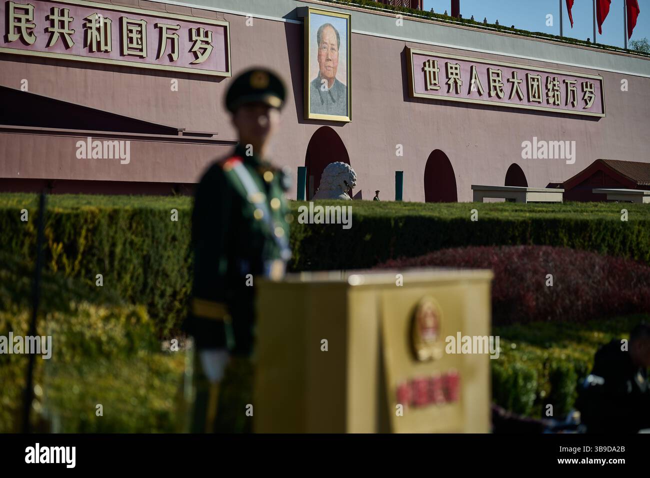Garde permanente du soldat chinois à la porte de Tiananmen sous la lumière du jour rude avec l'architecture monumentale en arrière-plan Banque D'Images