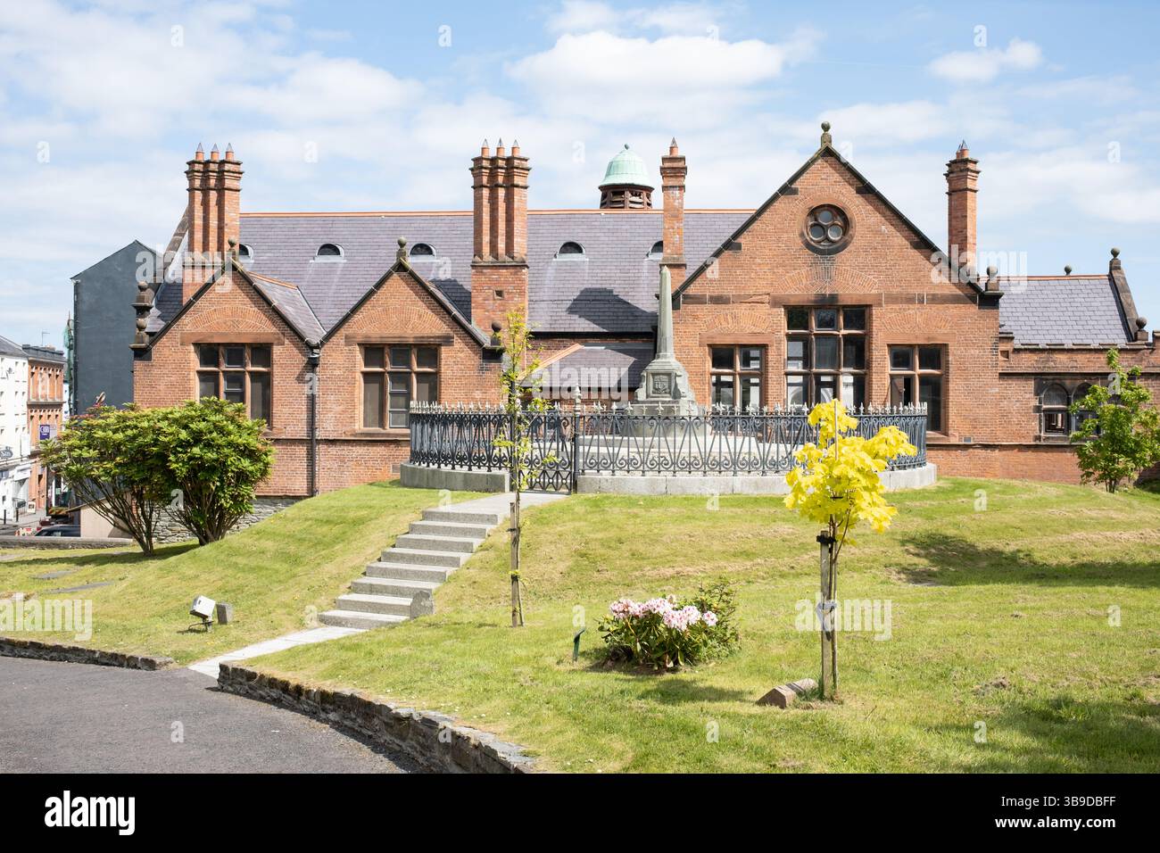 Derry / Londonderry, Irlande du Nord - le 7 mai 2025 : monticule des héros de siège dans le domaine de la cathédrale de la colonne. Banque D'Images