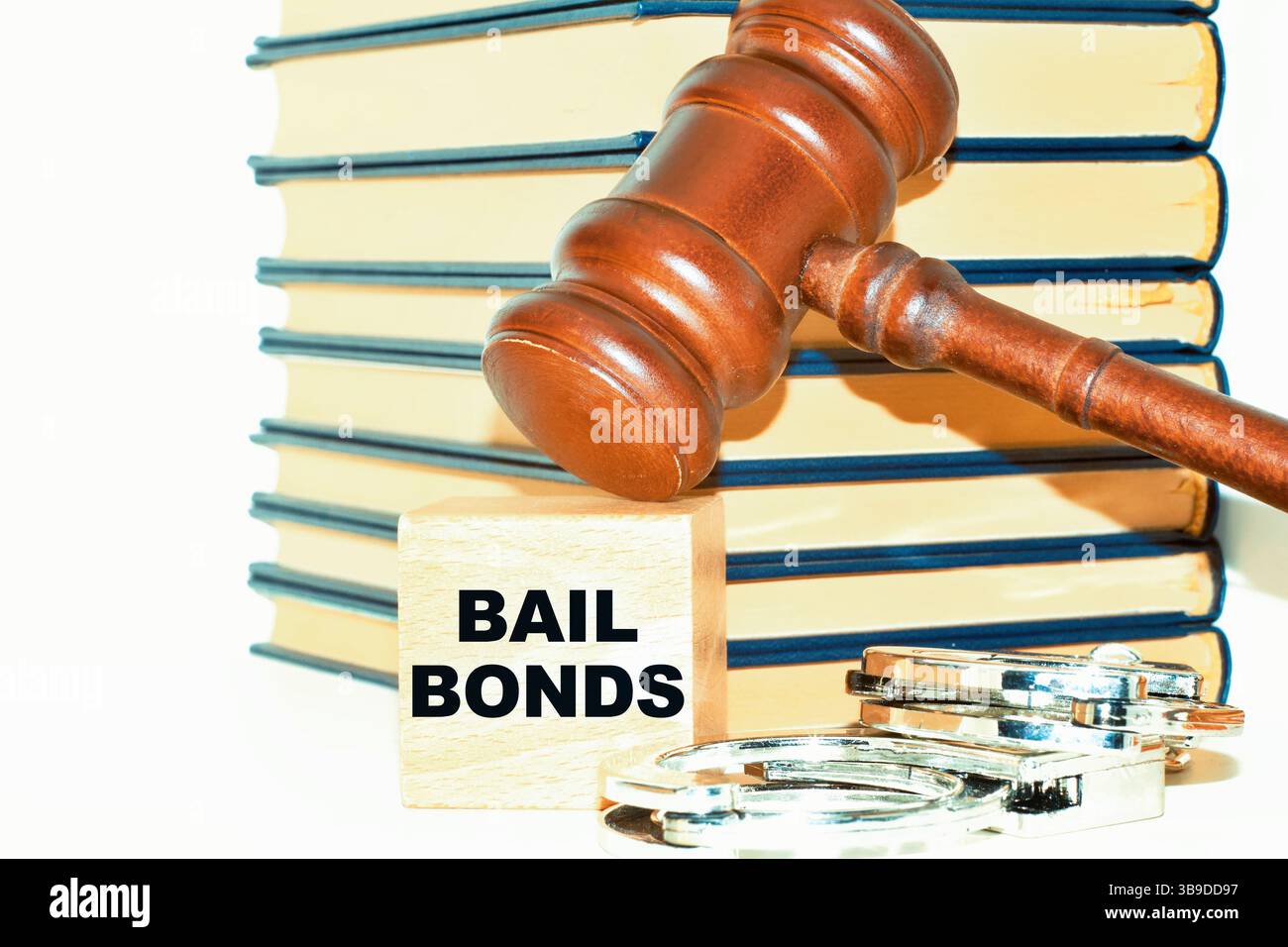 Caution Bond message avec menottes livres et marteau Banque D'Images